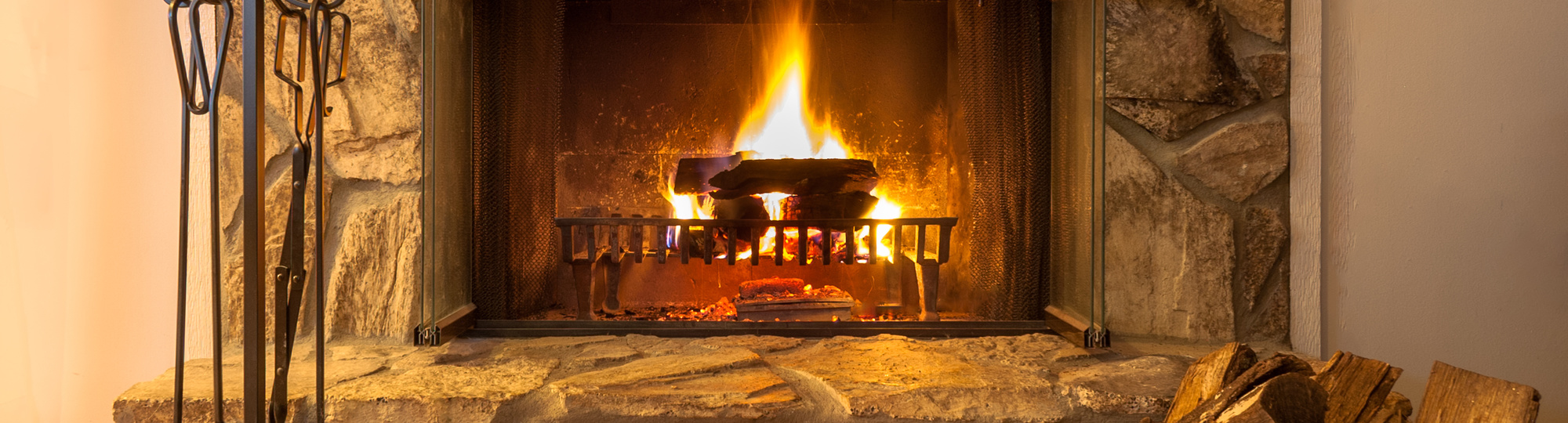 Warmer Kaminfeuer in einem Steinkamin an einer kalten Nacht