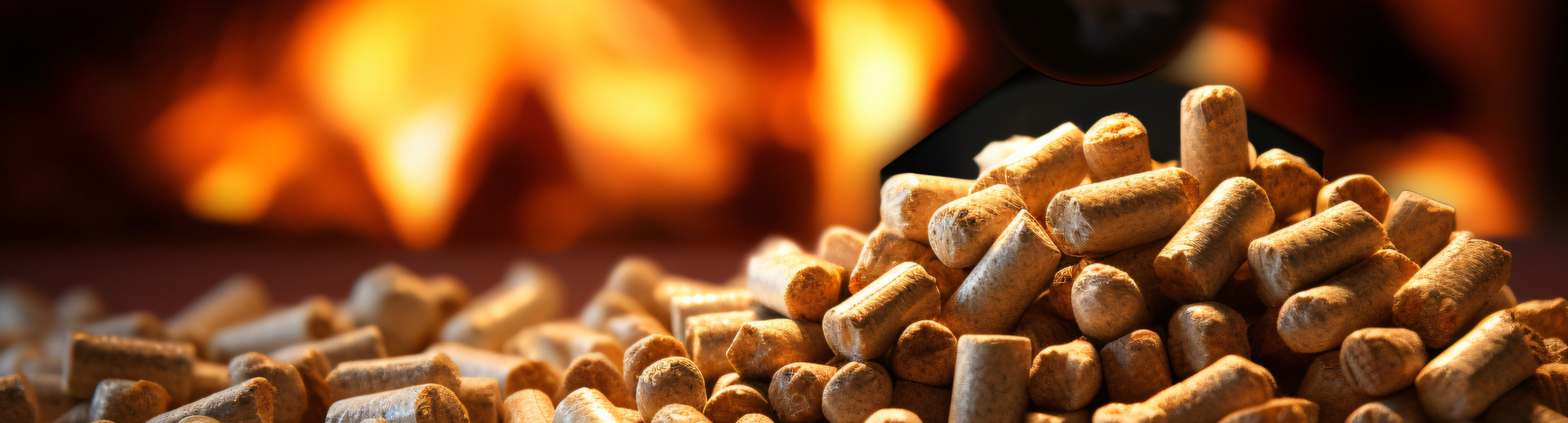 Pellets vor einem modernen Kaminofen dekorativ angeordnet.